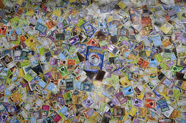 Una colección de cartas Pokémon colocadas sobre una superficie
