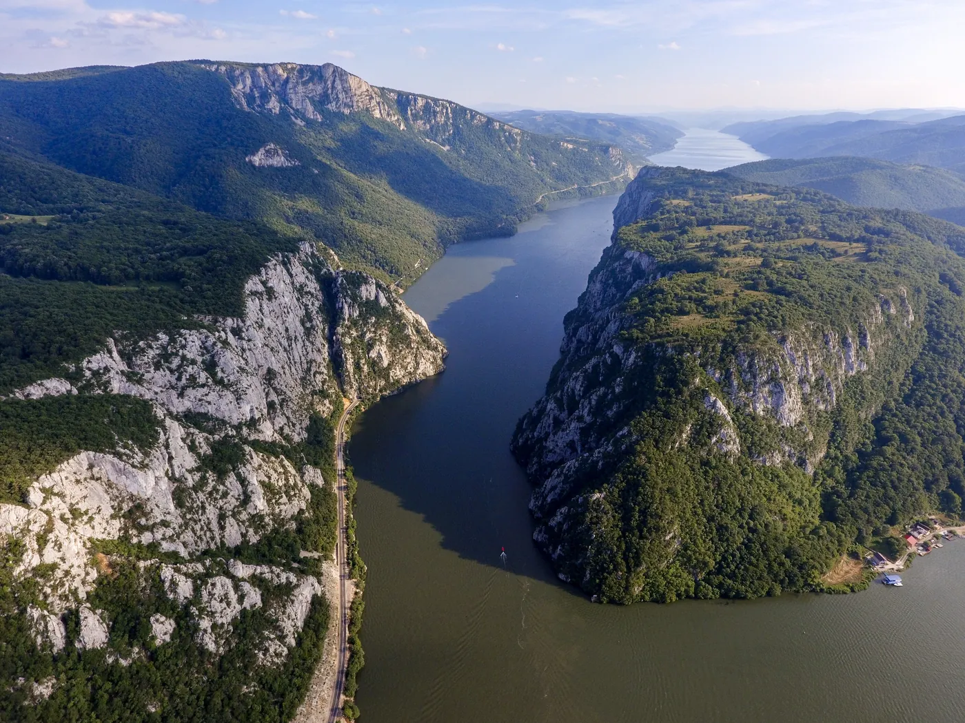 Cazanele Dunării: fluviul strâns între pereți înalți de calcar.