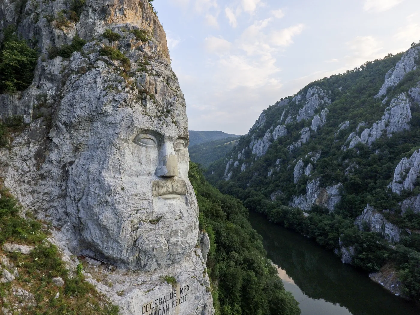 Chipul lui Decebal cioplit în stâncă, deasupra Dunării.