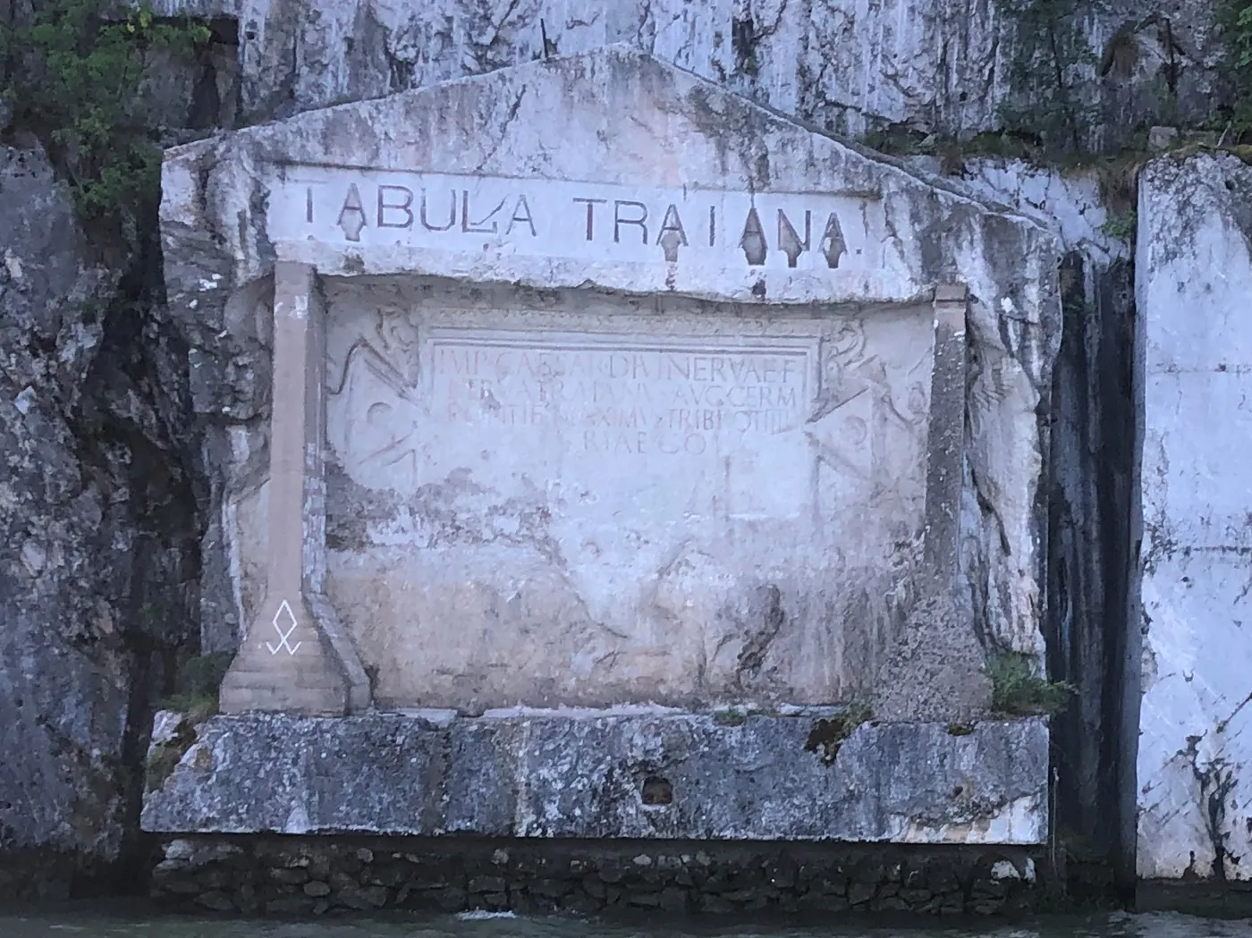 Tabula Traiana: tăblița romană sculptată în stâncă, deasupra Dunării.