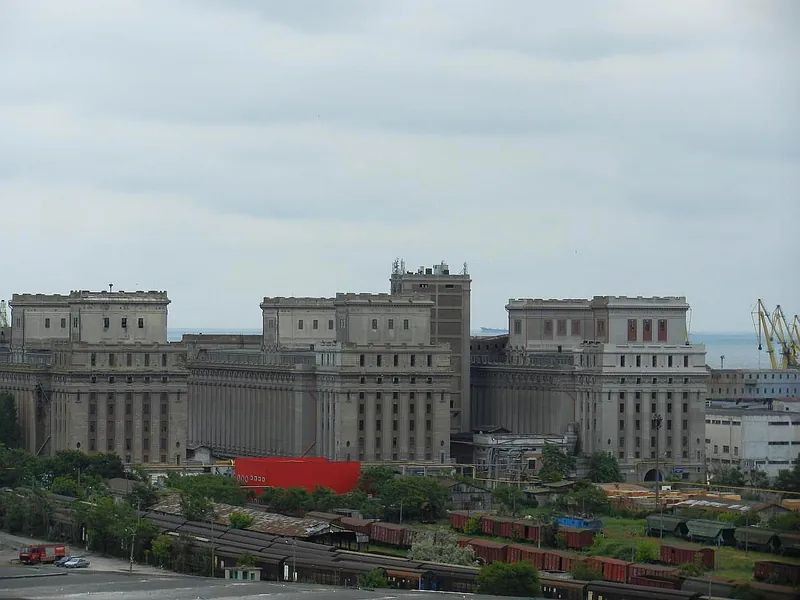 Large concrete silo buildings above the port’s railway lines