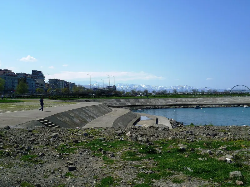 A stone bank and a concrete promenade by the sea