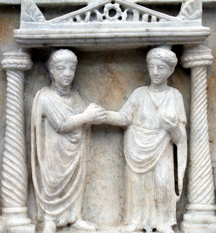 Mâini împreunate pe un relief roman