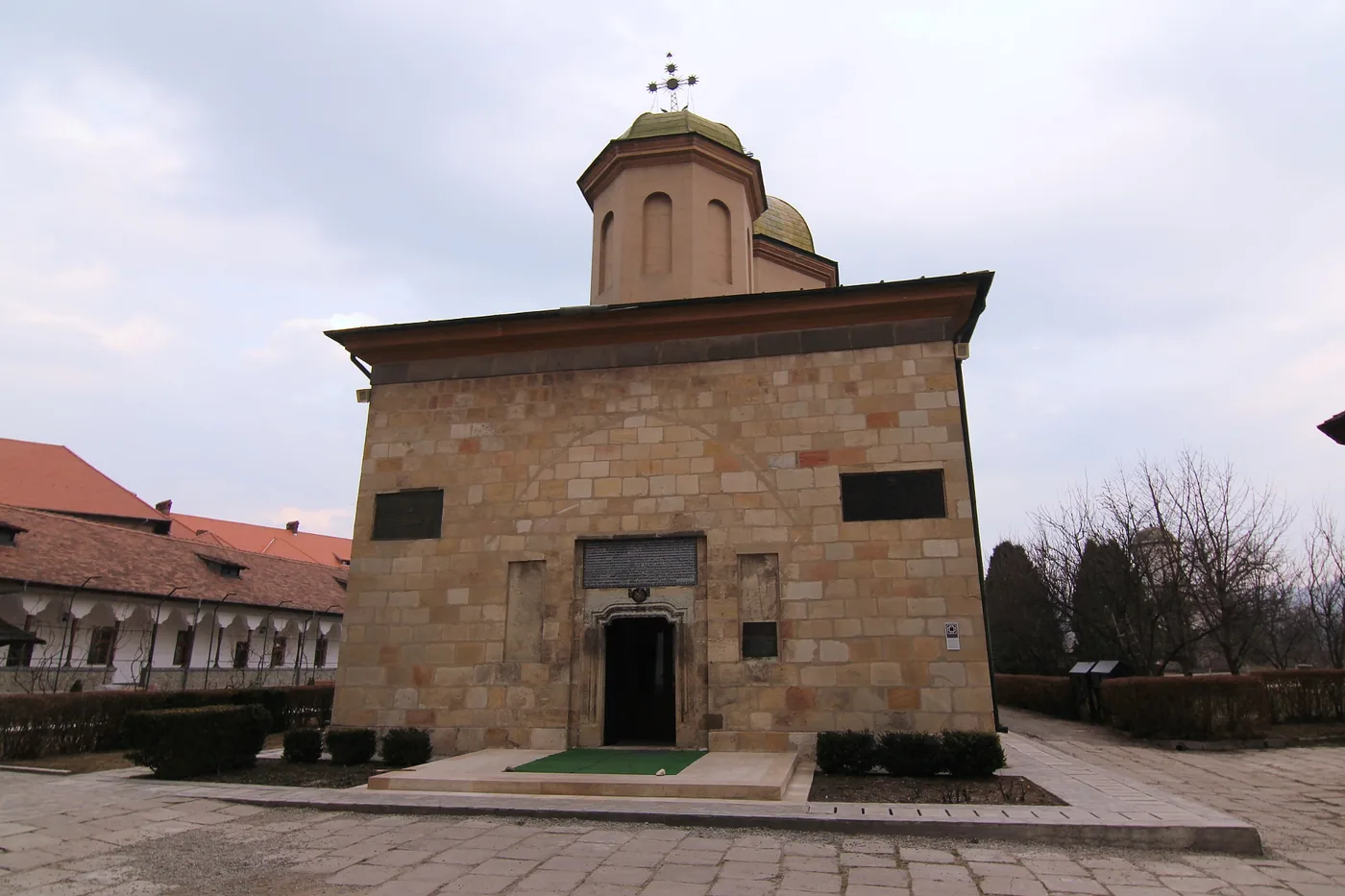 Biserica domnească din Câmpulung azi, cu tabla pisaniei deasupra ușii de la intrare