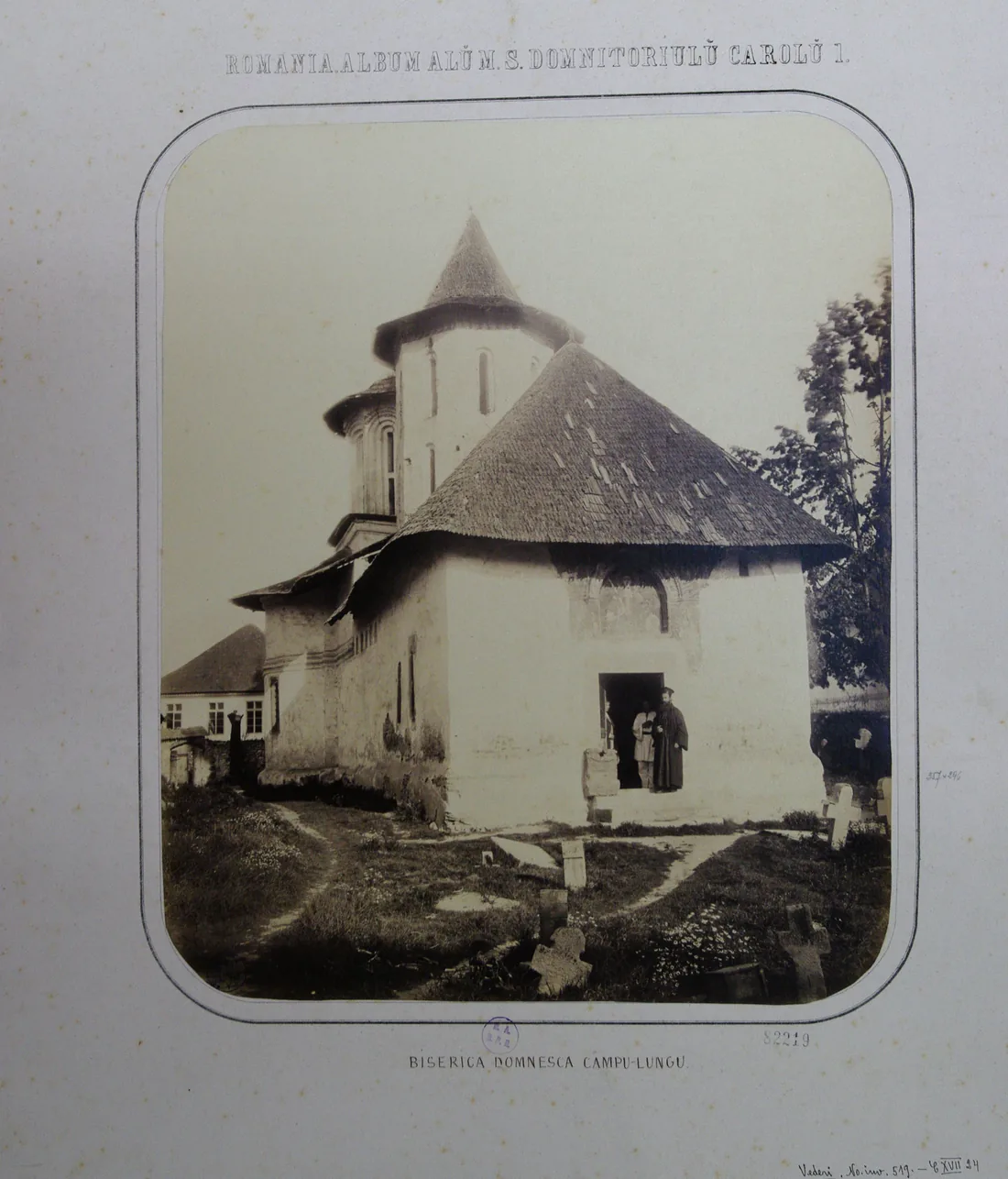 Biserica domnească din Câmpulung într-o fotografie din secolul al XIX-lea, cu turla înaltă și pridvorul de piatră