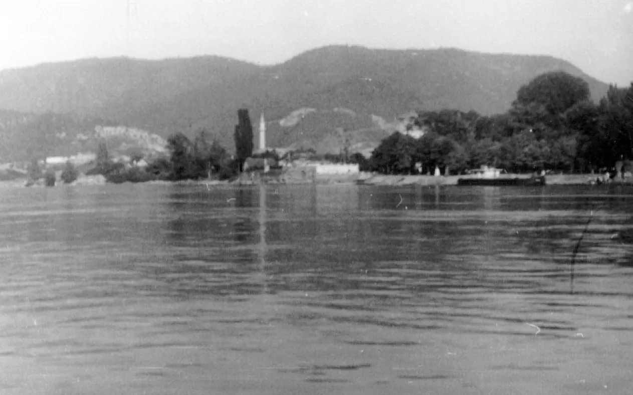Insula Ada Kaleh cu cetatea și casele ei în 1968, înainte de inundare