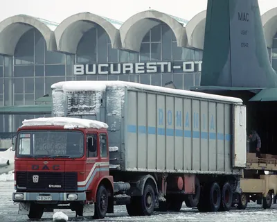 Camion românesc și avion de transport american cu ajutoare, la București în 1989