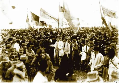 Mulțime mare pe câmpul de la Alba Iulia la 1 decembrie 1918