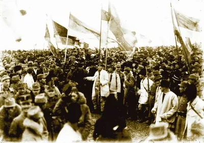 Mulțime mare pe câmpul de la Alba Iulia la 1 decembrie 1918