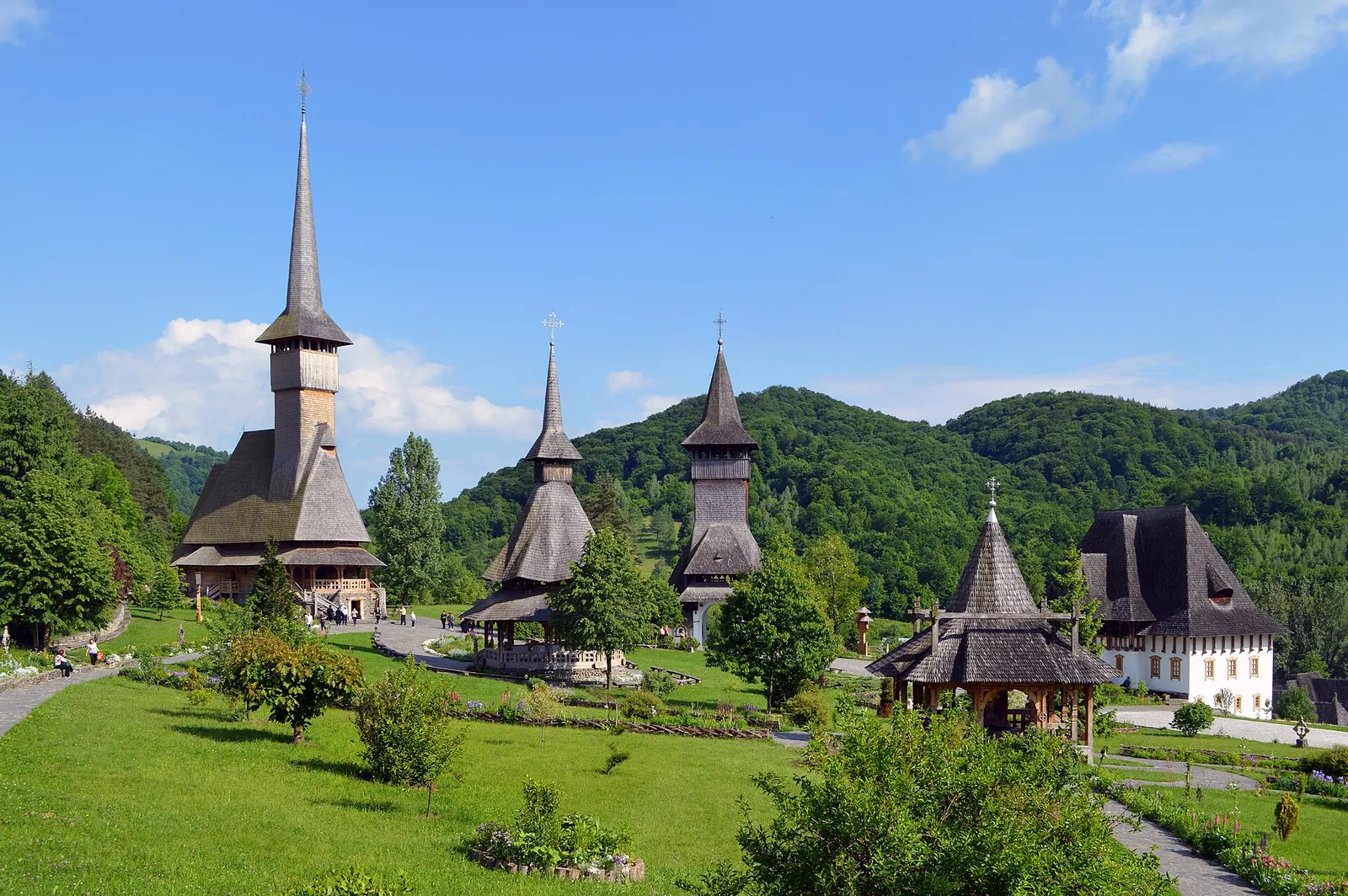 Ansamblu de biserici și clădiri de lemn cu turle înalte la Bârsana, Maramureș