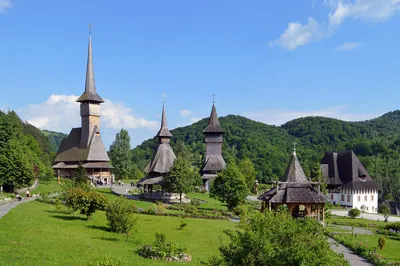 Ansamblu de biserici și clădiri de lemn cu turle înalte la Bârsana, Maramureș