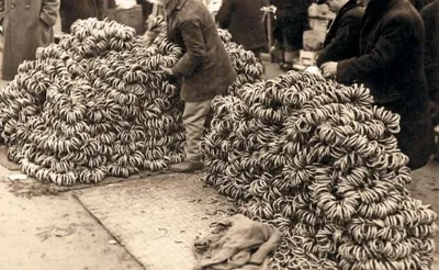 Grămezi mari de covrigi înșirați pe sfoară într-o piață bucureșteană, în anii 1930