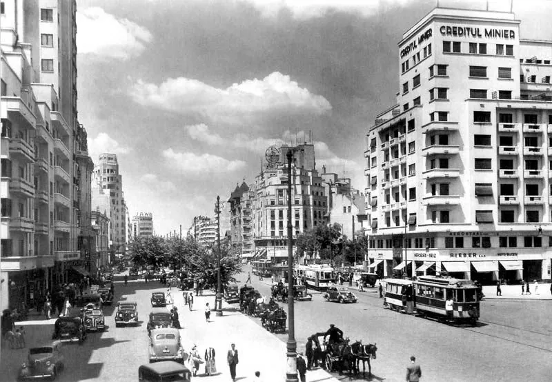 Bulevard bucureștean modernist cu automobile și blocuri noi, în anii 1930