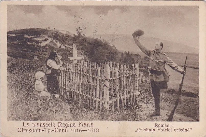 Soldat român salutând la mormintele de război de la Cireșoaia, pe o carte poștală din 1918