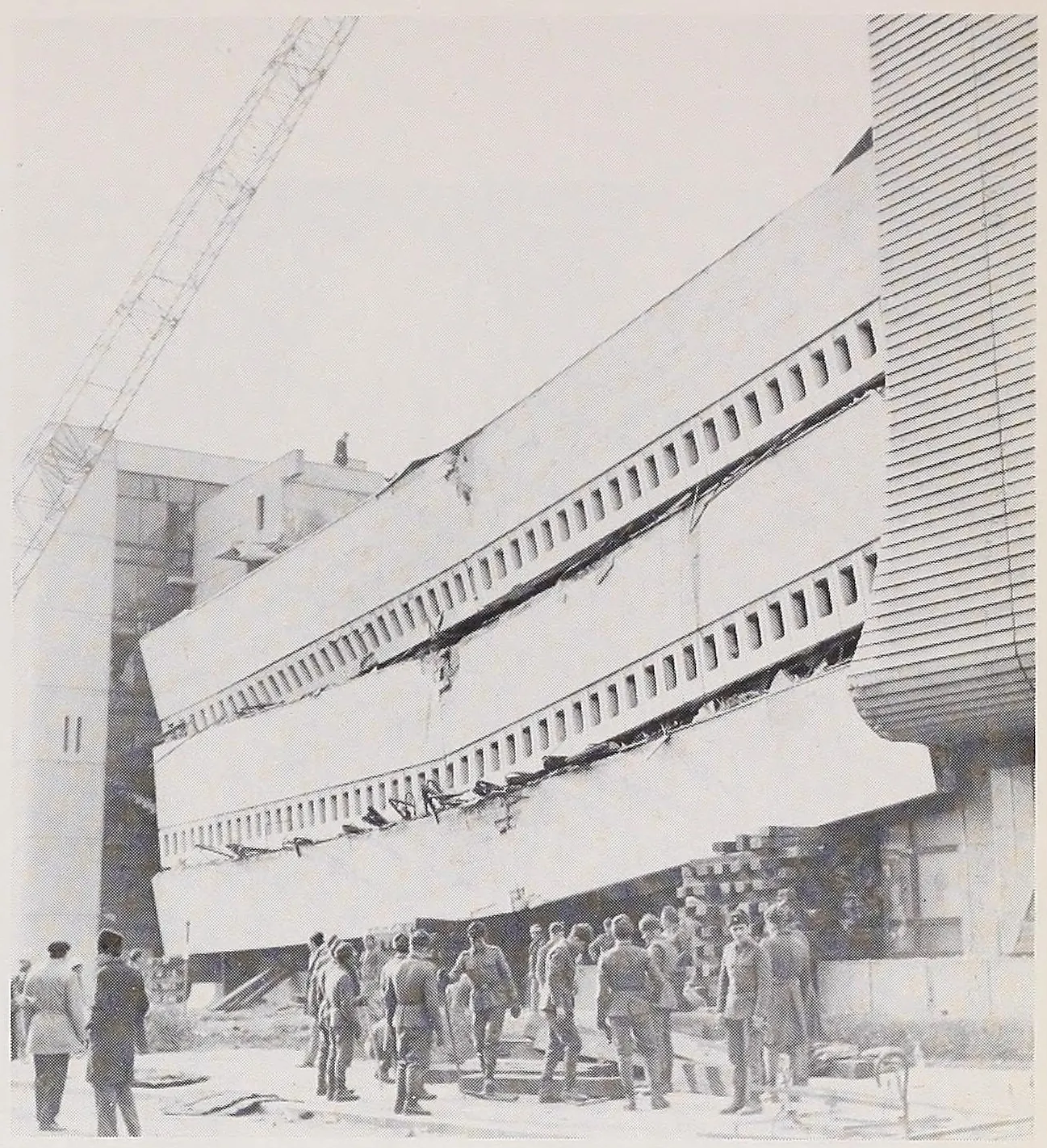 Clădire bucureșteană prăbușită parțial după cutremurul din 1977