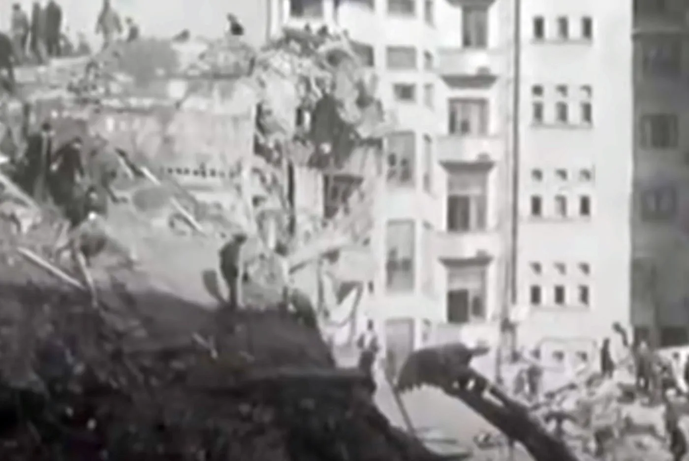 Ruine și oameni pe o stradă din București după cutremurul din 1977