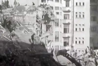 Ruine și oameni pe o stradă din București după cutremurul din 1977