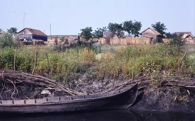 Case și bărci de pescari pe un canal al Deltei Dunării în 1976