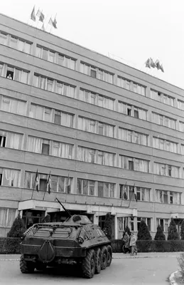 Transportor blindat în fața unei clădiri oficiale în decembrie 1989