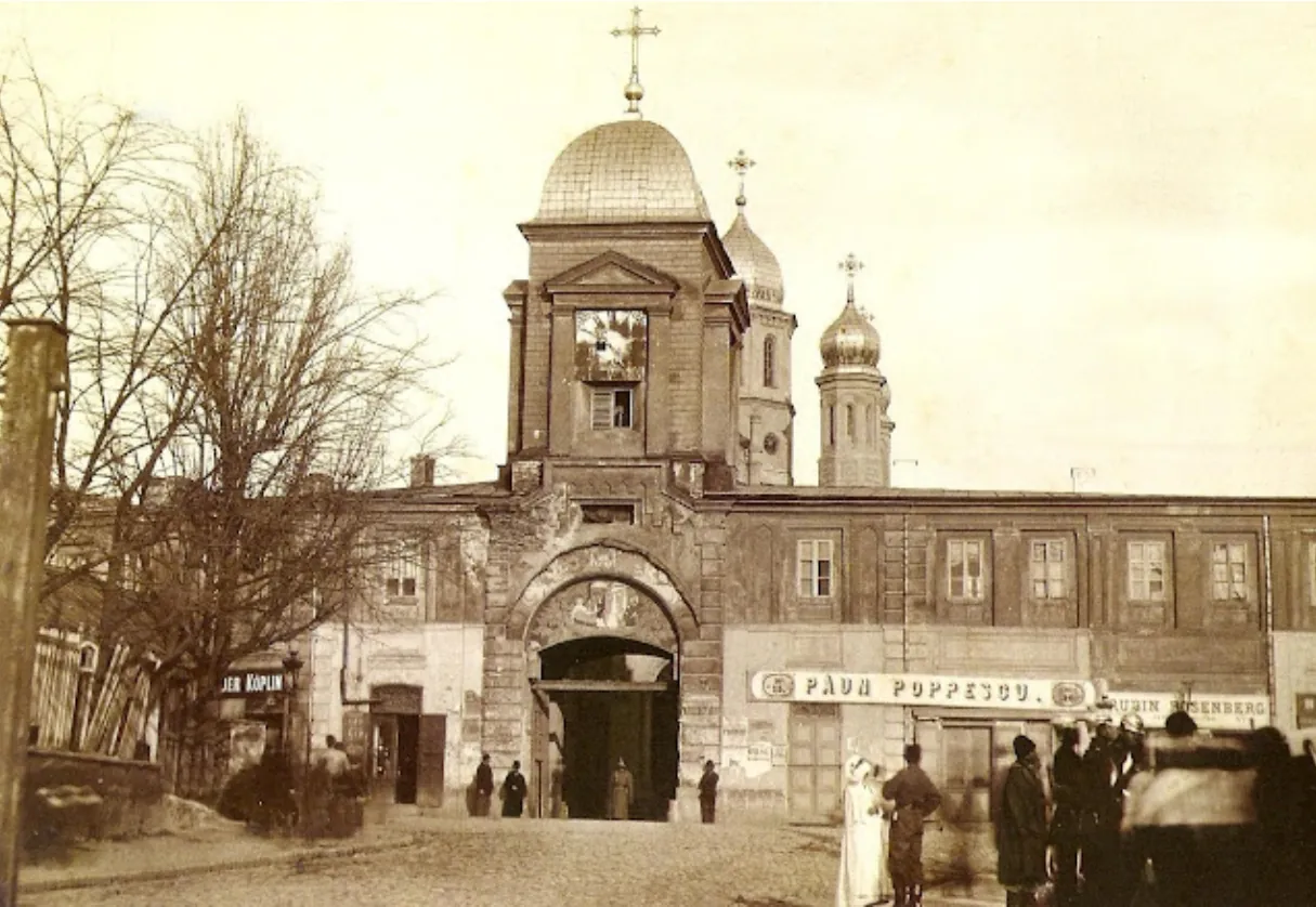 Fațada Hanului Zlătari din București în 1871, cu poarta boltită și biserica alături