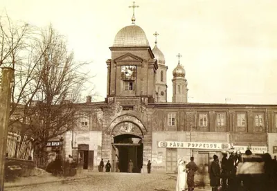 Fațada Hanului Zlătari din București în 1871, cu poarta boltită și biserica alături