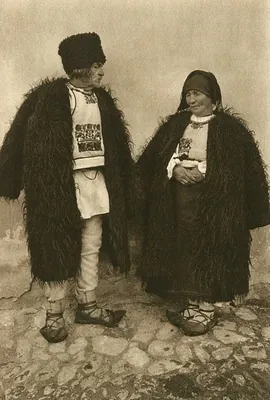 Bătrâni în port popular de sărbătoare la Avrig, în 1933