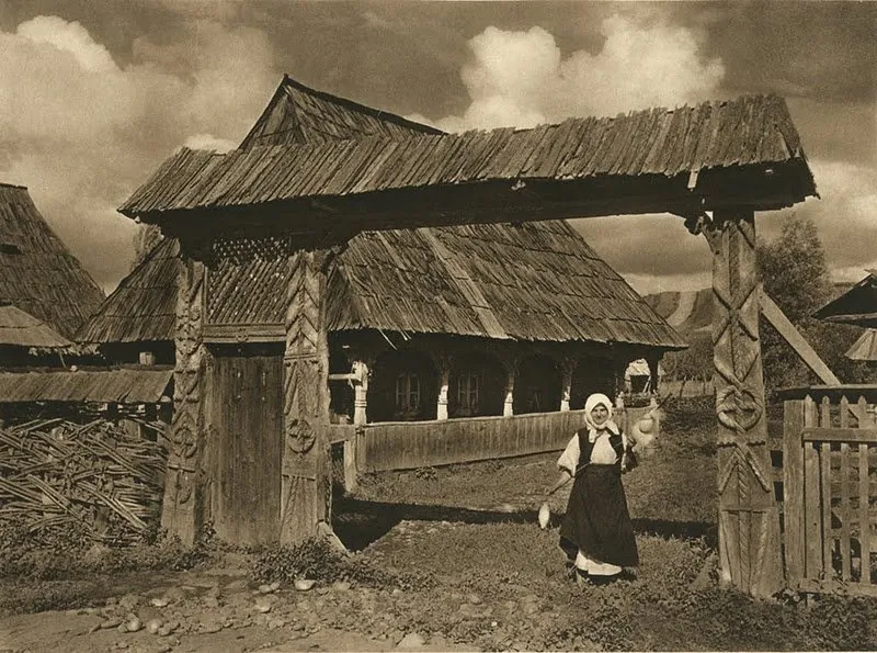 Poartă mare de lemn crestată într-un sat din Maramureș, în 1933