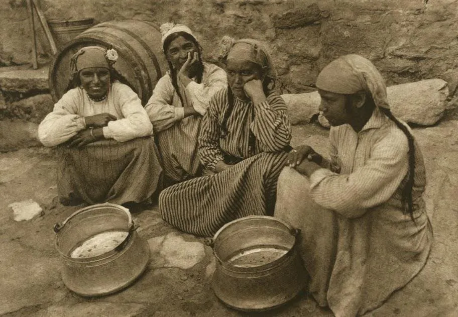 Femei turcoaice așezate la masă în aer liber într-un sat dobrogean, în 1933