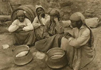 Femei turcoaice așezate la masă în aer liber într-un sat dobrogean, în 1933