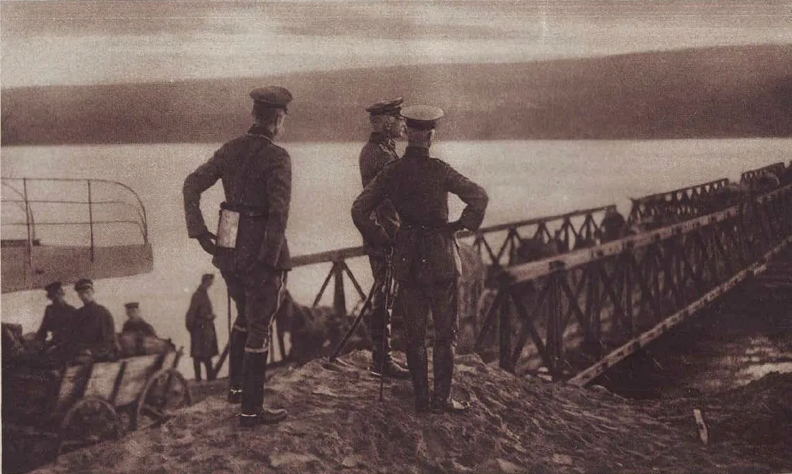 Ofițeri germani lângă un pod de pontoane, pe teritoriul românesc, în noiembrie 1916