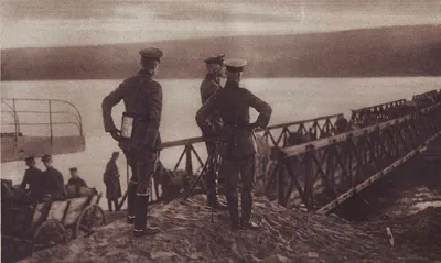 Ofițeri germani lângă un pod de pontoane, pe teritoriul românesc, în noiembrie 1916