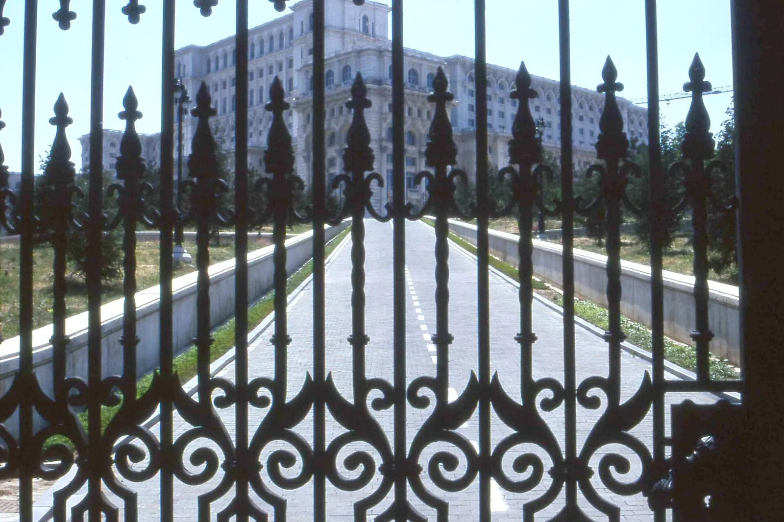 Porți închise și curte goală în fața Palatului Parlamentului în 1996