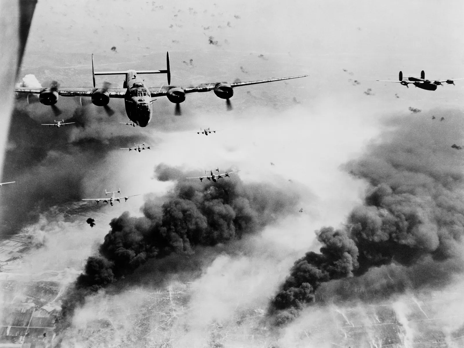 Bombardiere B-24 deasupra rafinăriilor în fum ale Ploieștiului în 1944