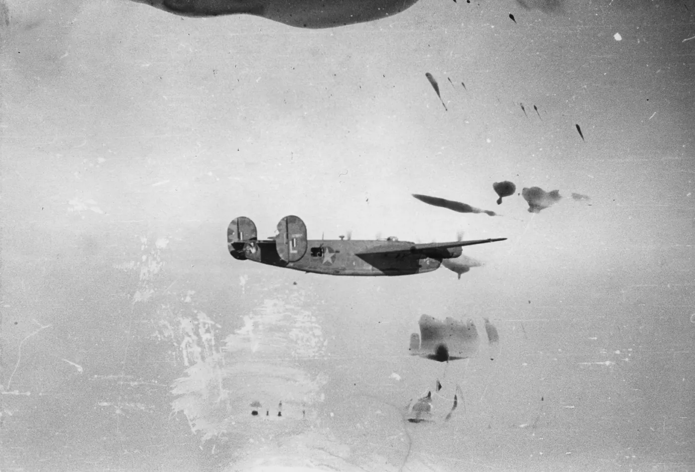 Bombardier B-24 în zbor joasă deasupra Ploieștiului în 1943