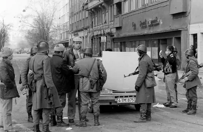 Soldați verificând actele unor trecători lângă o Dacie, la Timișoara în 1989