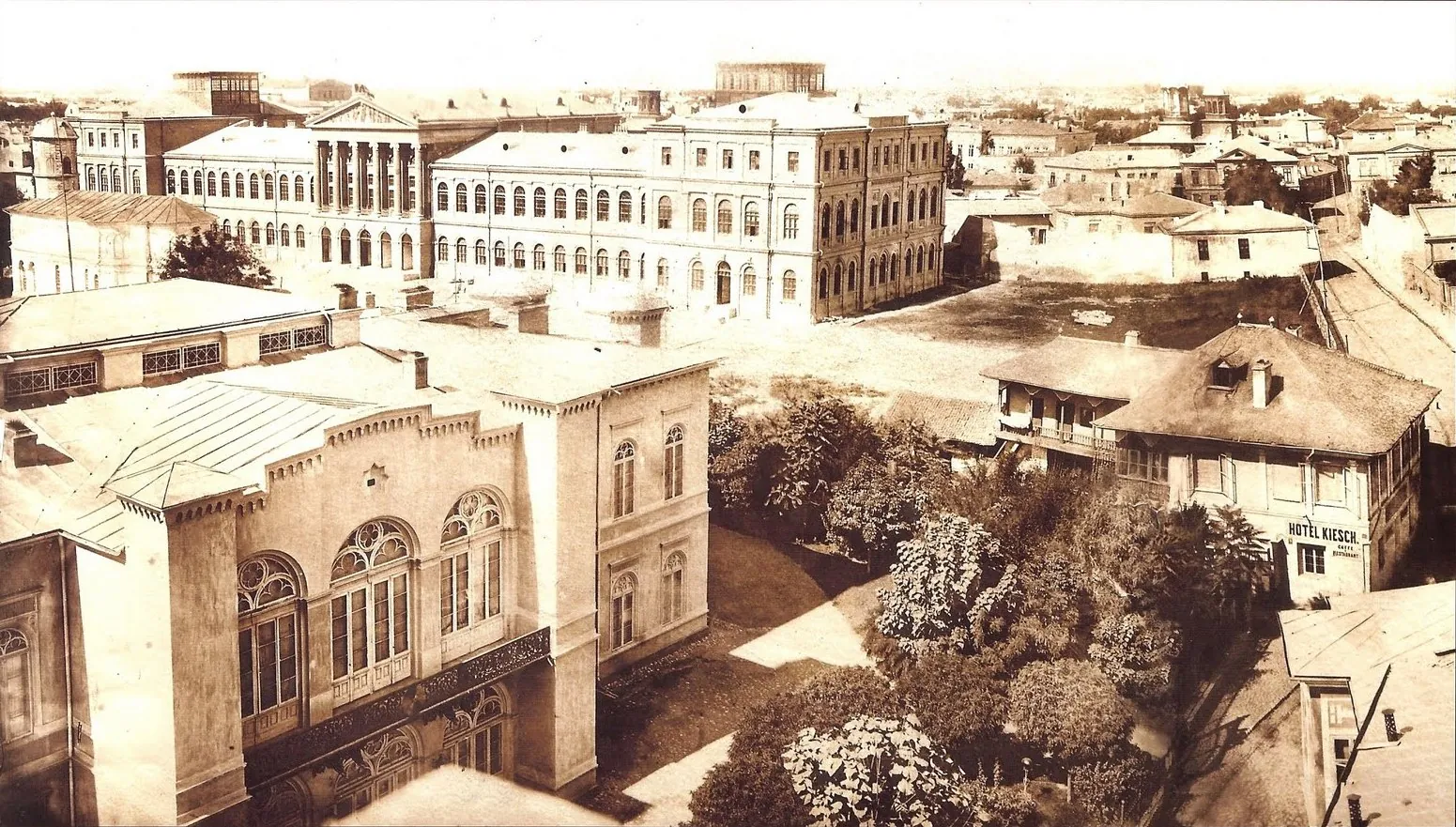 Palatul Universității din București în 1864, între casele joase ale orașului vechi