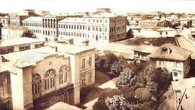 Palatul Universității din București în 1864, între casele joase ale orașului vechi