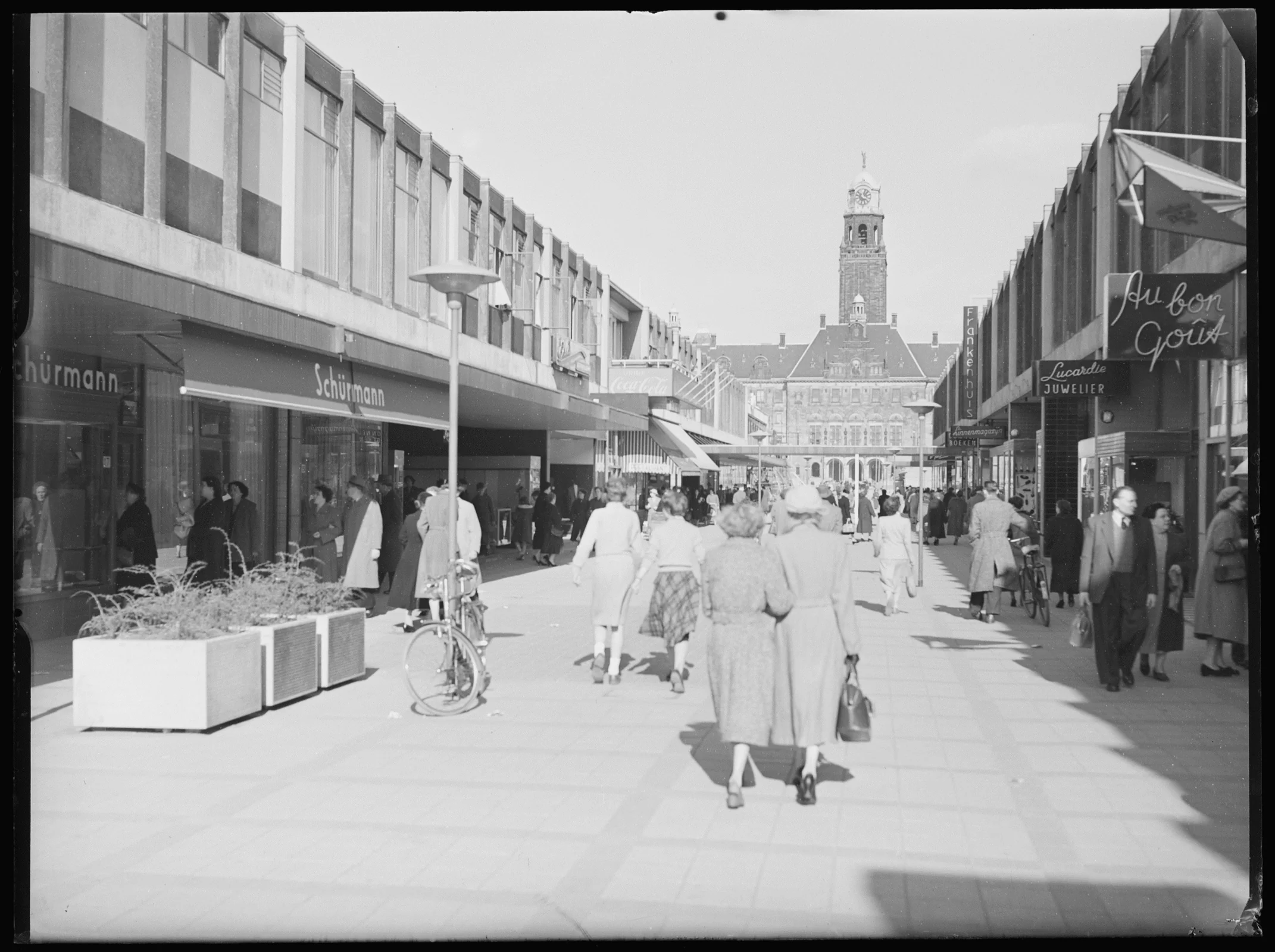 Oameni fac cumpărături pe Lijnbaan înaintea deschiderii din 1953.