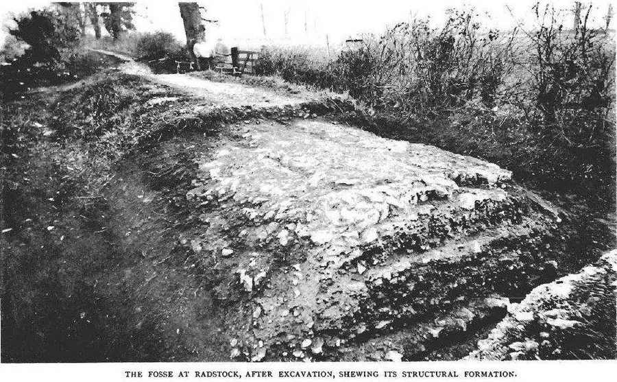 Săpătura drumului Fosse Way în 1903: drumul roman secționat ca să i se vadă șanțul omonim.