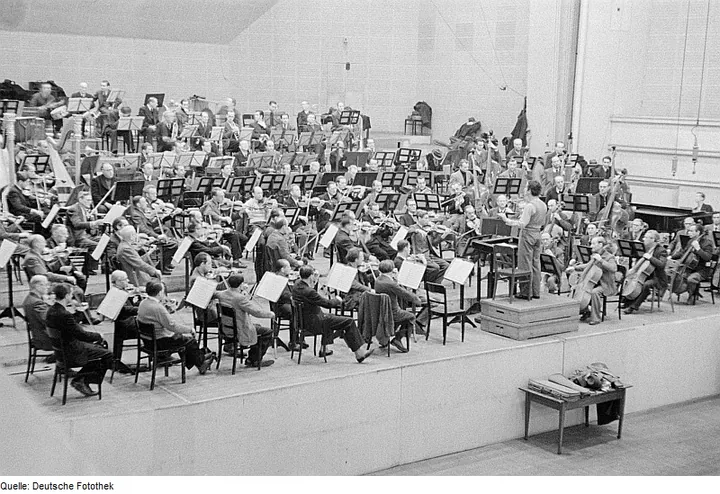 Sergiu Celibidache dirijând Filarmonica din Berlin în 1946