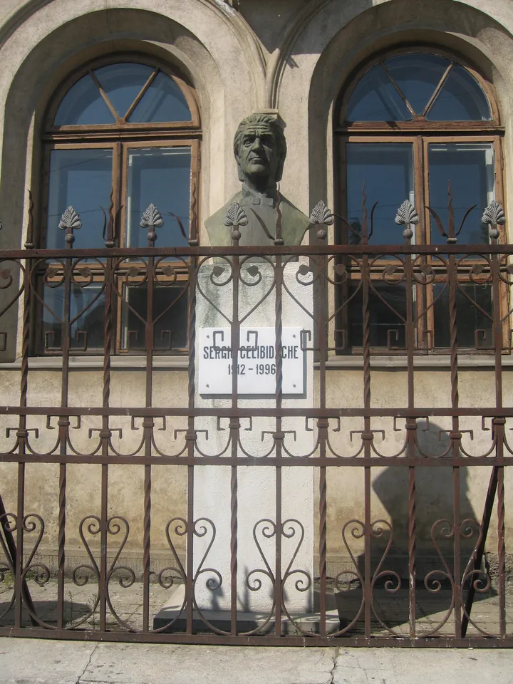 Bustul lui Sergiu Celibidache din Iași