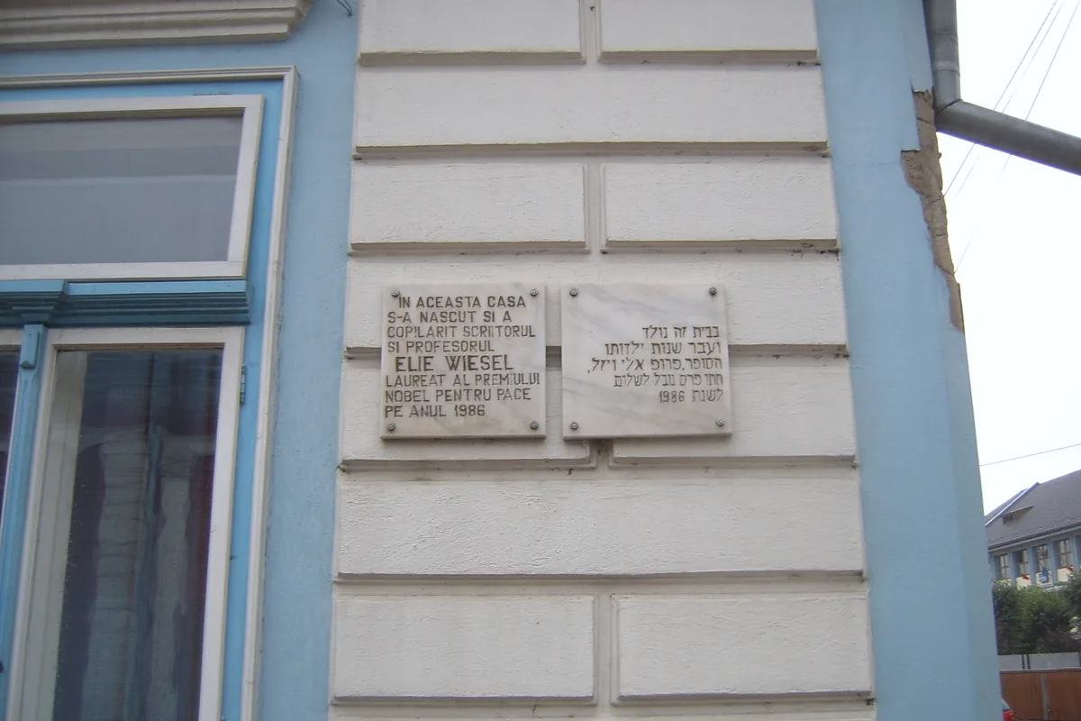 The plaque on the memorial house, in Romanian and Hebrew, photographed in July 2007. (Photo: Vberger, Wikimedia Commons, public domain.)