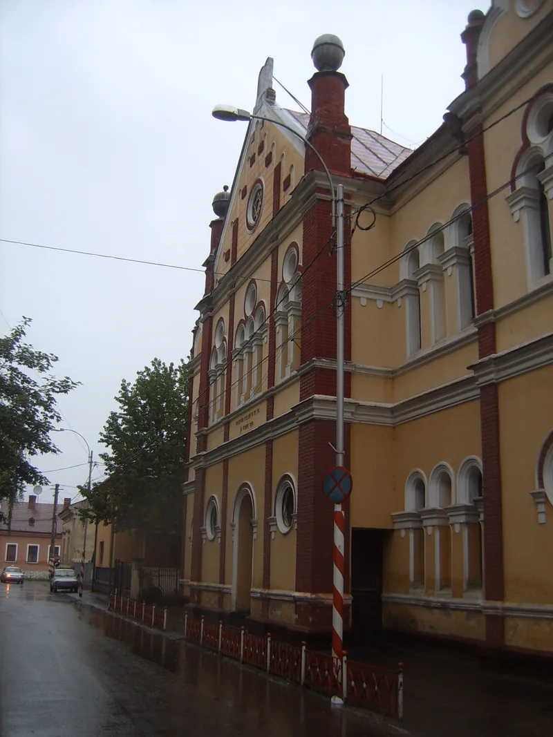 The synagogue in Sighet, photographed in July 2007. (Photo: Vberger, Wikimedia Commons, public domain.)