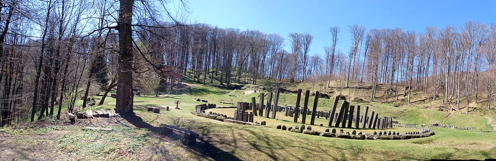 Sanctuar circular într-o poiană înconjurată de pădure.