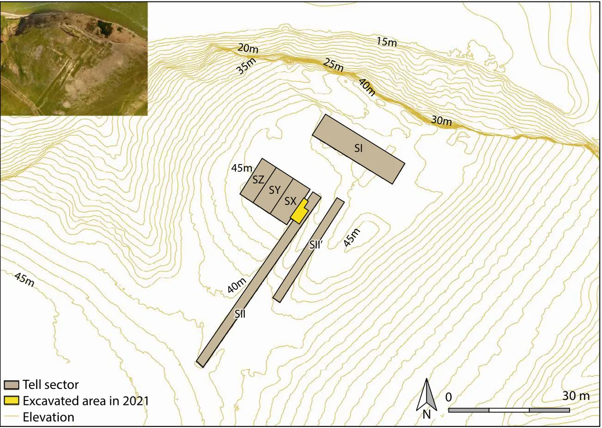 Contour plan of the mound: trenches SI, SZ, SY, SX, SII and SII′ drawn as rectangles, the area dug in 2021 in yellow, the lake cliff at the top.