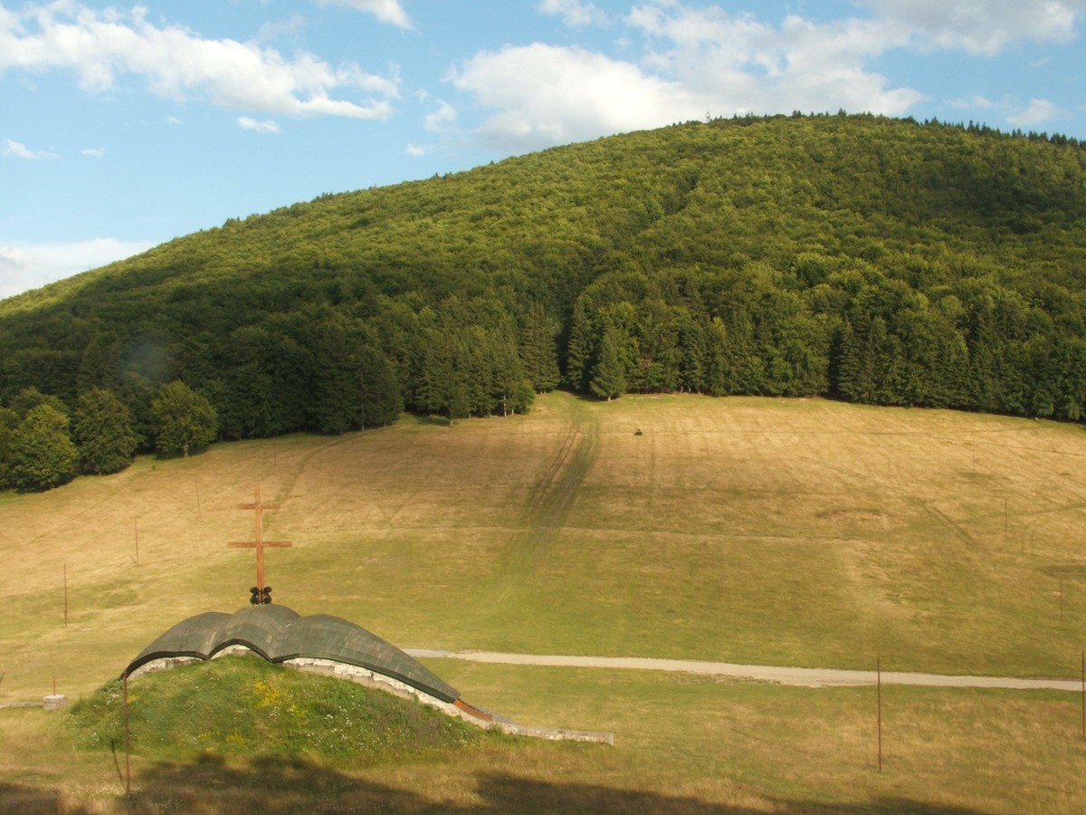 The altar on the Șumuleu saddle, between the two wooded slopes, on a day without feast.