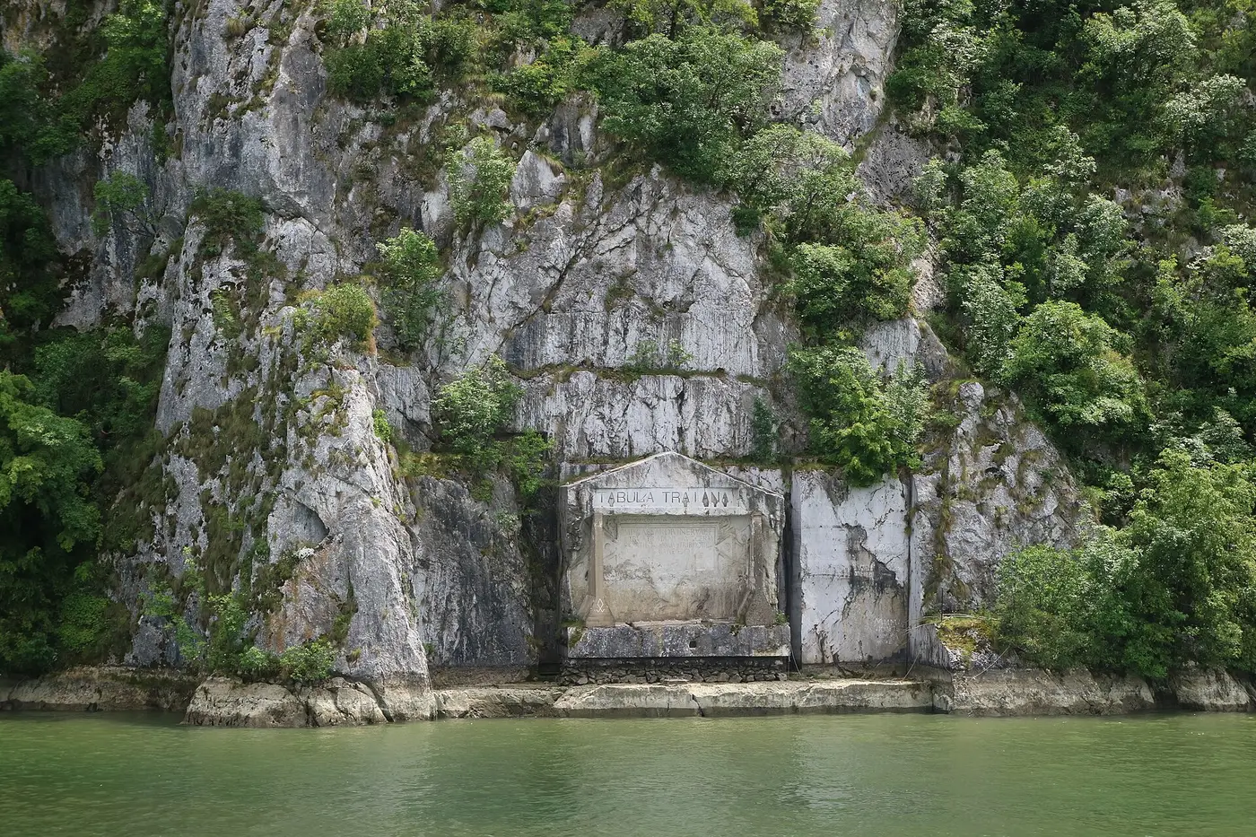 Placa Tabula Traiana în peretele de calcar, deasupra apelor Dunării