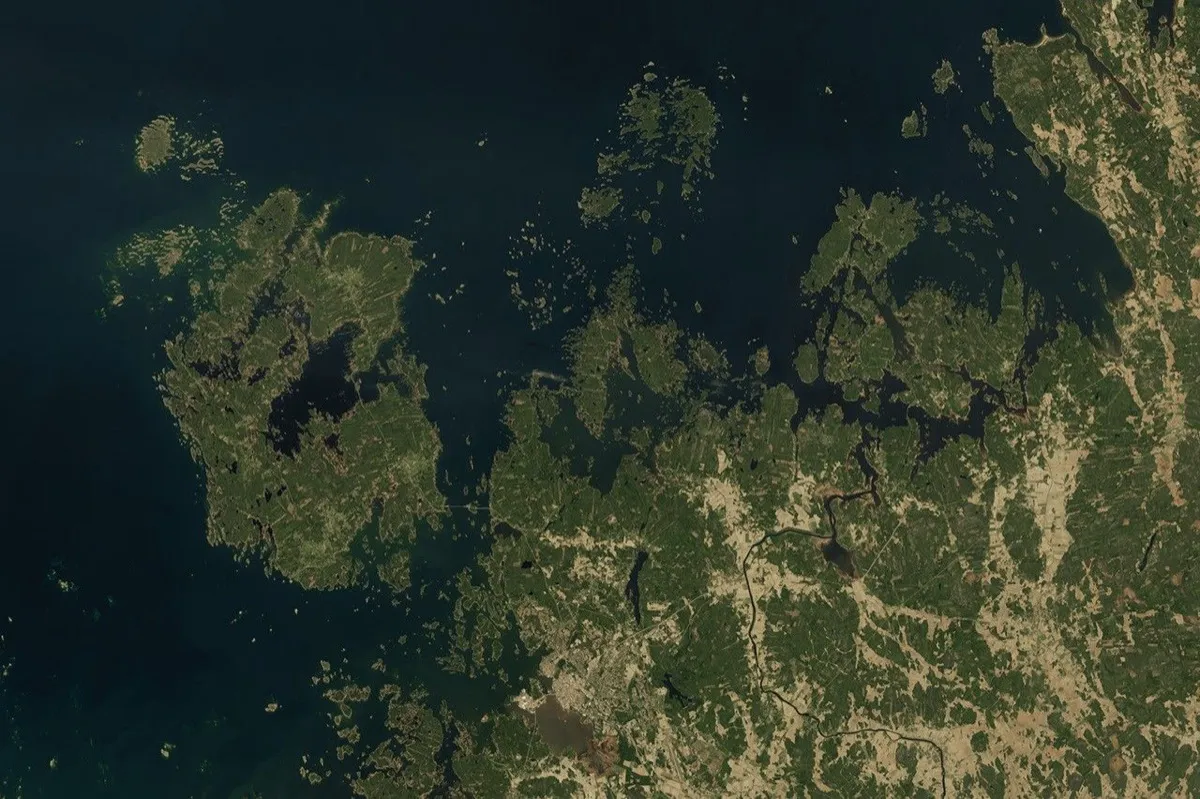 Satellite image of the Kvarken Archipelago: forested islands and peninsulas in dark water.