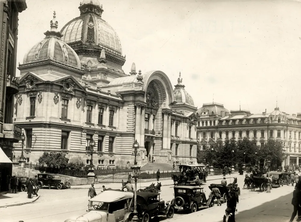 Horse trams, carriages and cars by the Posts Palace