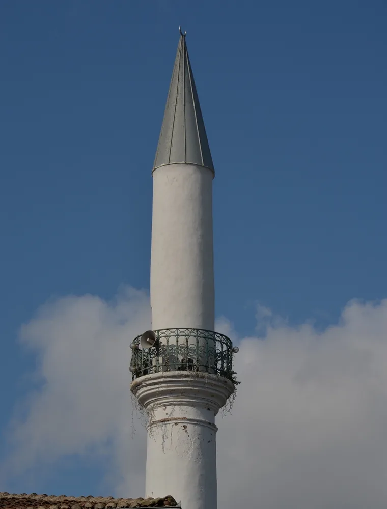 Partea de sus a minaretului: balconul singur, coiful conic și semiluna